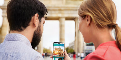 Paar nutzt visitBerlin App -ABOUT BERLIN-