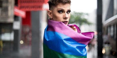 Drag Queen in Regenbogenflagge gehüllt