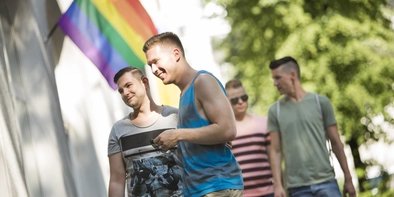 Schwules Pärchen unterwegs in Berlin-Schöneberg
