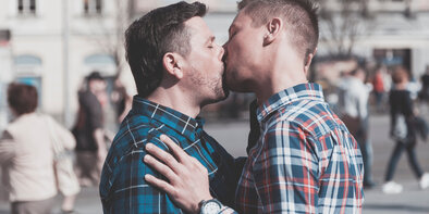 Schwules Paar küsst sich