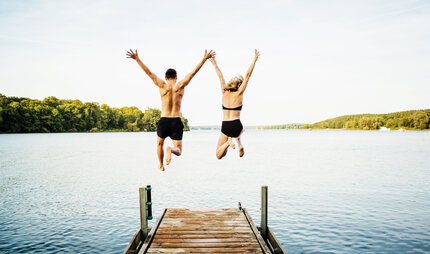 Freunde springen in einen See